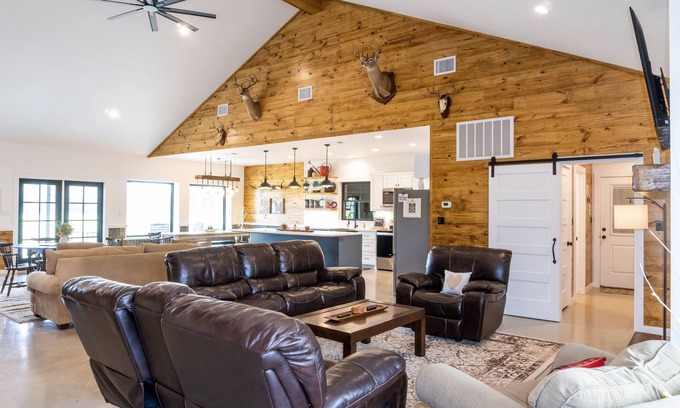 Fayetteville House | 12 minutes to antique shopping Round Top TX