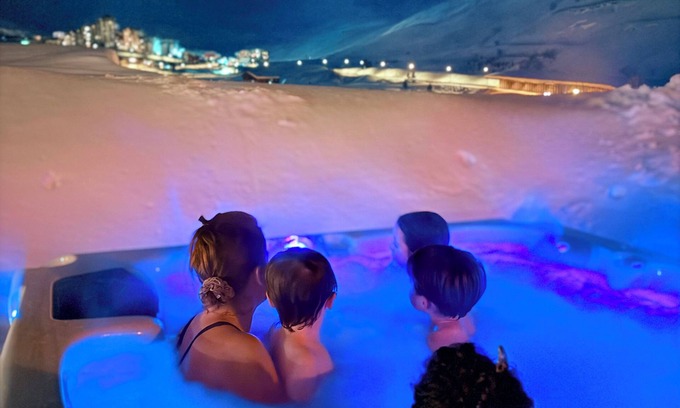 Tignes Apartment | 12-person chalet with lake view