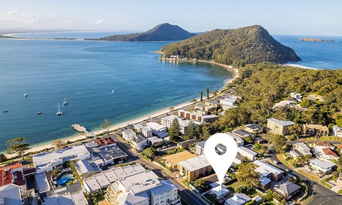 Shoal Bay House | 12 Tomaree Road - 200 mtrs to Shoal Bay Beach