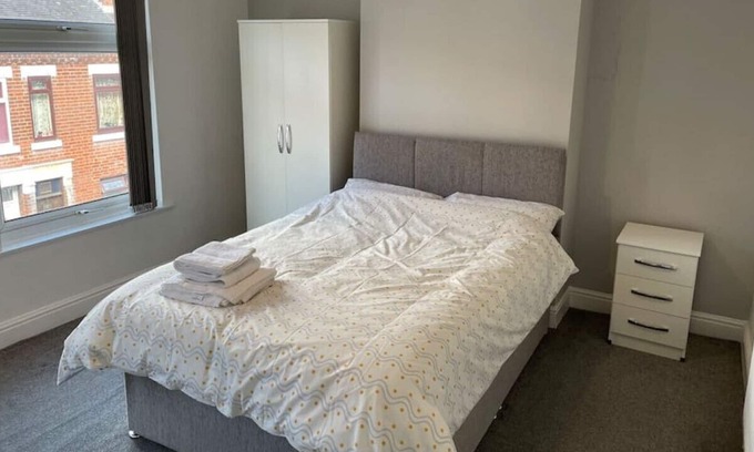Stoke-on-Trent House | 13 Dominic Street, Stoke · 4 bed house perfect for working professionals