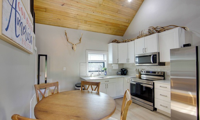 Palestine Cabin | 13 Mi to Dtwn Palestine: Modern Cabin w/Fire Pit