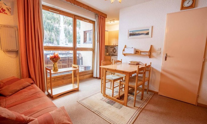 Villarodin-Bourget Apartment | 130m from ski slopes, 2nd floor, balcony, parking, tv, ski locker, 35m², La Norma