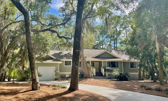 Vanderhorst Plantation House | 14 Sweetgrass Lane ~ Cozy 2 Bedroom Beach House with a Pool! Sleeps 4