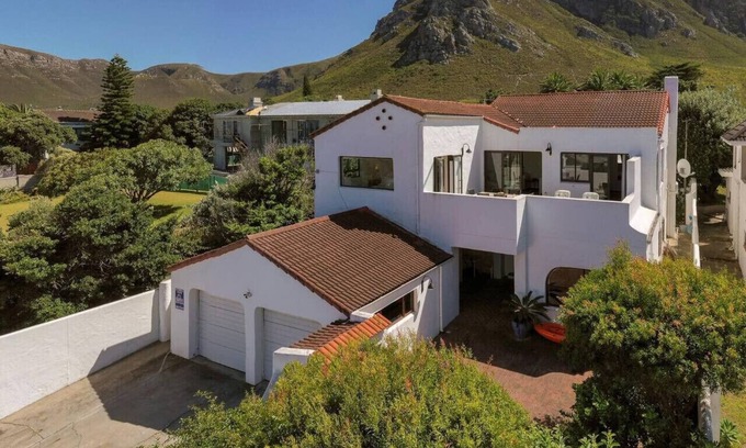 Voelklip House | 142 on 10th | Relaxed Family Living Steps from Voëlklip Beach