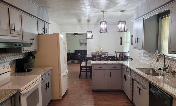 Moore House | 15 min from University Of Oklahoma