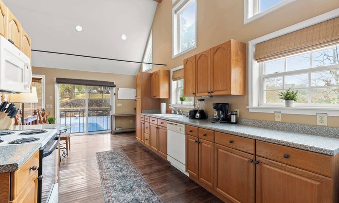 Lookout Valley Neighborhood Association House | 15 Mins to Chattanooga - Peaceful Farm Pool House
