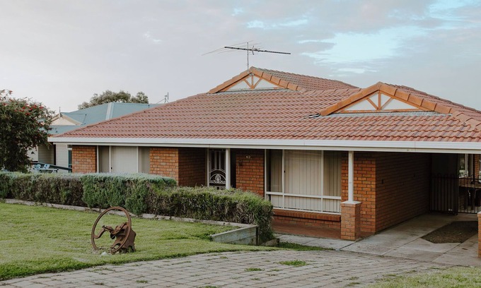 Dudley East House | 15% Off Weekly | Coastal-View MALU | 4BR