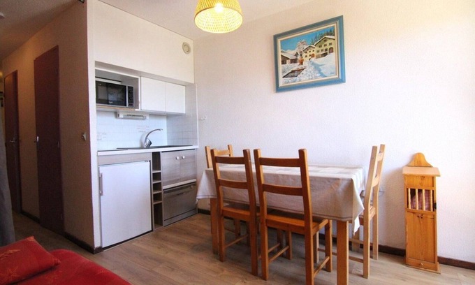 Eclose-Est Apartment | 150m from ski slopes, 2nd floor, tv, ski locker, 22m², Alpe d'Huez