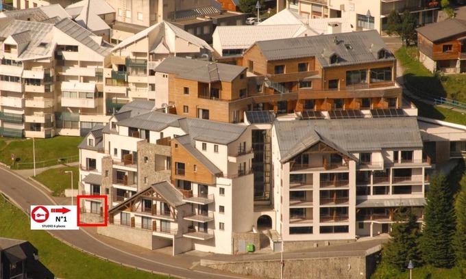 Eaux-Bonnes Apartment | 150m from ski slopes, 1st floor, view mountain/resort, swimming pool, terrace, tv, ski locker, 65m²