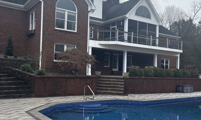 Buechel House | 150th KY.DERBY & PGA CHAMPIONSHIP DESTINATION! Private park setting w/hot tubnn