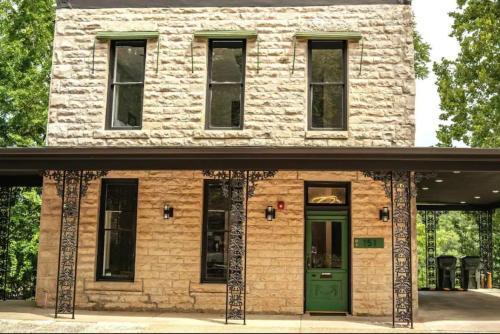 Eureka Springs Historic District House | 151 Spring Downtown Eureka Springs Suite A
