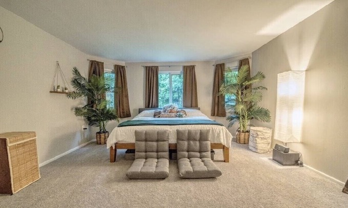 South Bradenton House | 15min Beach |King Bed, Movie Room, Gym|