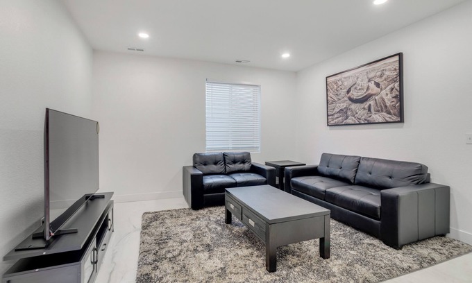 Gateway Apartment | 16 Mi to Dtwn Denver: Modern Apt w/Patio
