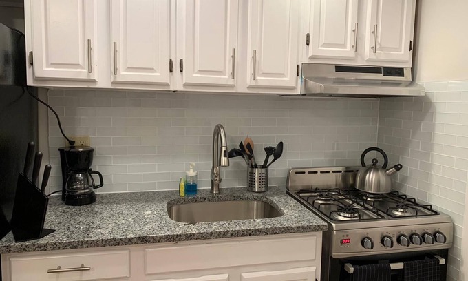 Industry Apartment | 1631 2C · Stupendous 1bed Apt./20 min to NYC-Parking Avail.