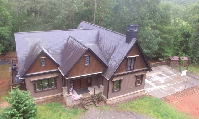 Dahlonega House | 17 Acres - Pickleball - Trampoline/Fireman's Pole/Hot Tub!