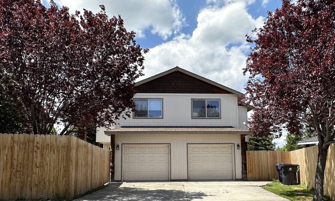 Southwest Bend House | 1700ft,3bd/3bath,0.25mi to Old Mill District, AC, private fenced yard & garage