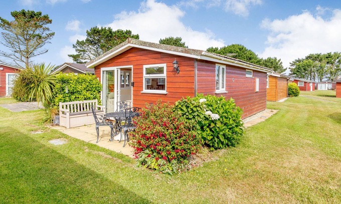 Padstow Cabin | 172 ATLANTIC BAYS, family friendly, with a garden in St Merryn
