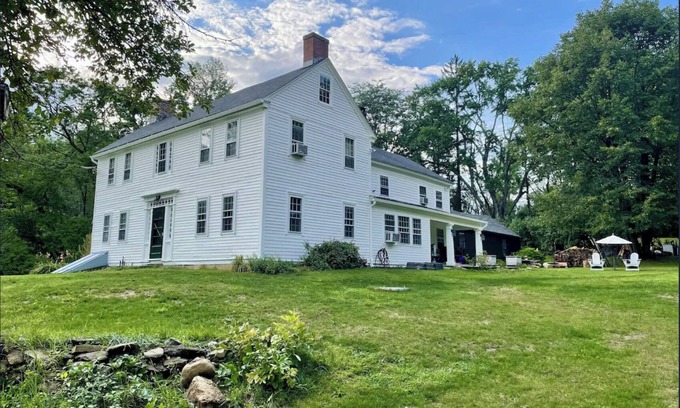 Stockbridge House | 1780 Colonial Hilltop Manor - Amazing location