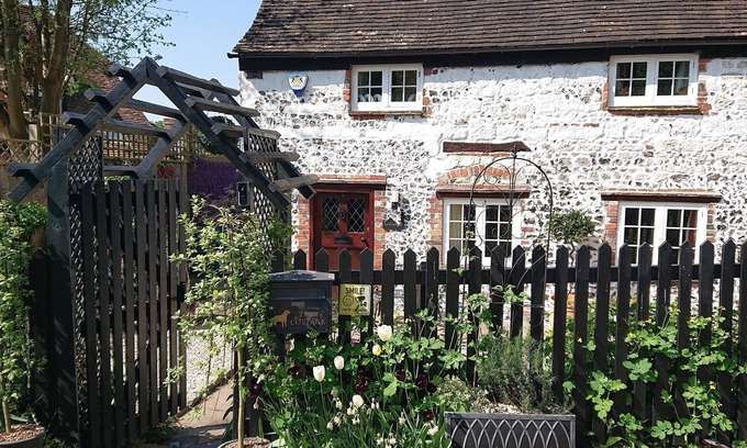 Medmenham Cottage | 17th Century 2-Bed, Sleeps 4, Free Parking