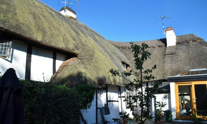 Shottery Cottage | 17th Century 2 Bed Thatched Cottage Close to Stratford Upon Avon. Private Garden