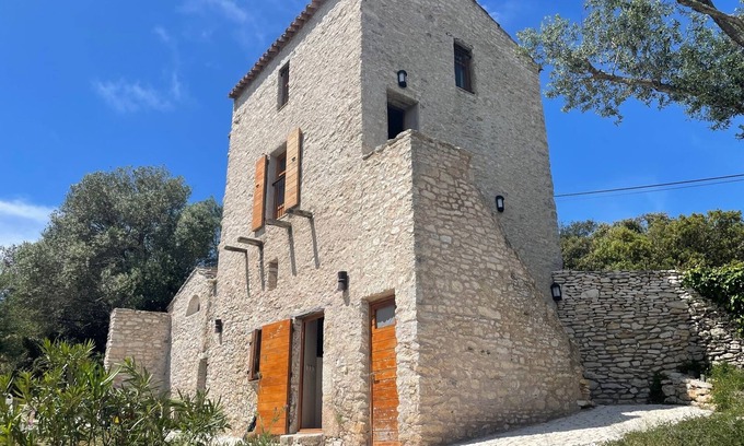 Bonifacio House | 17th century Tower, restored and a sheepfold; 10 min walk to beach CalaSciumare