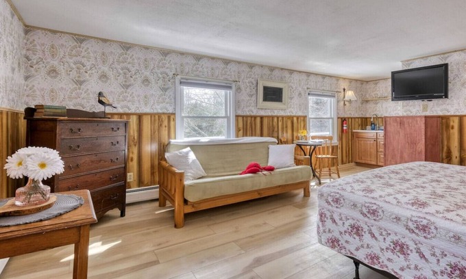 Trenton Apartment | 18 Acadia Lodge King Bed AC Open Hearth Inn