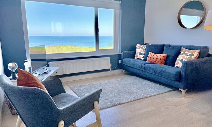 Newquay Apartment | 18 Coastline Court is a beautiful cliff top apartment with outstanding views across Newquay’s amazin