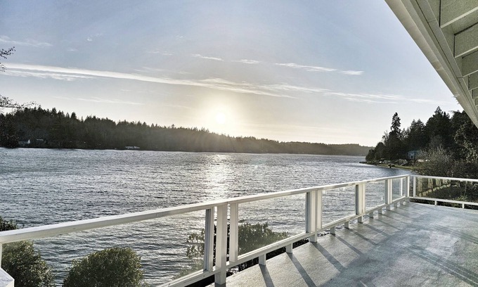 Agate House | 180' private beach and spacious entertainment oasis on Hammersley Inlet for 8!