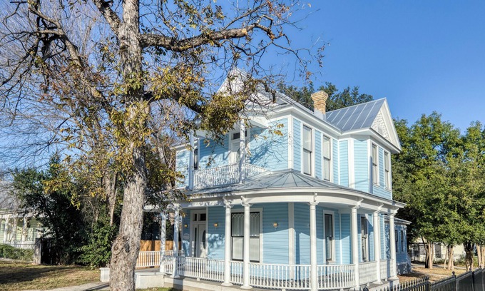 Eastside Promise Neighborhood House | 1800s Historic Victorian Home Downtown San Antonio 3 mins from Alamodome