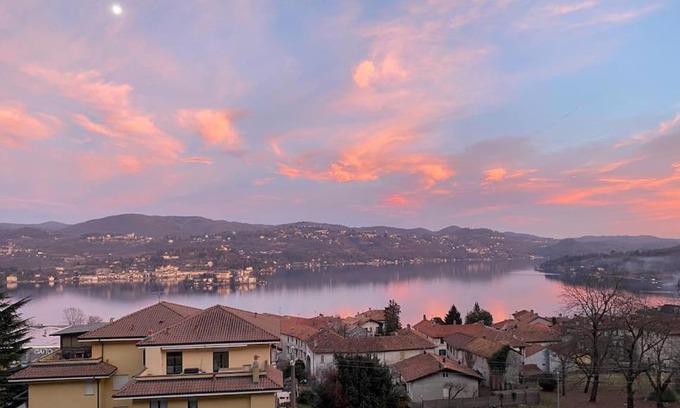 Pella Apartment | 180° on the lake