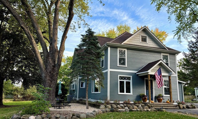 Green Lake House | 1880s Beauty! Family Fun. Walk to Downtown Green Lake, Heidel House & Golf!