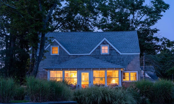 Southampton House | 1898 Renovated Cottage 100' from Bullhead Bay