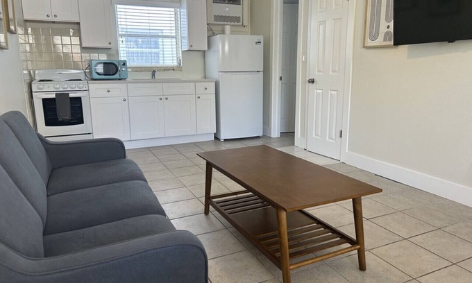 Bay Esplanade Apartment | 19 · Surf n Sand 1 Bedroom Apartment by the Water 19