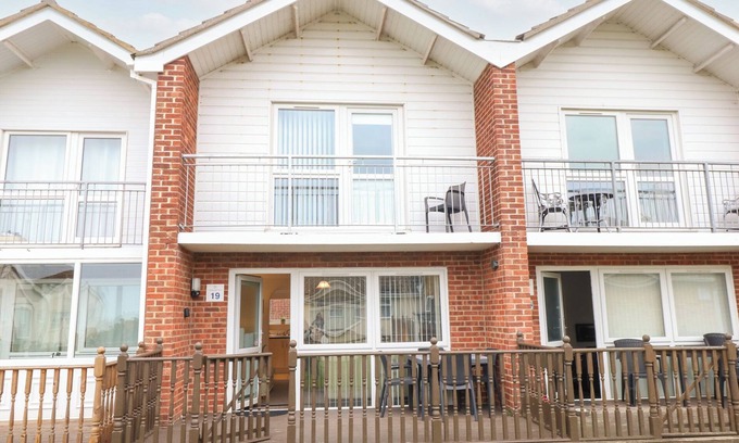 Hopton Cottage | 19 WATERSIDE PARK, pet friendly, country holiday cottage in Corton