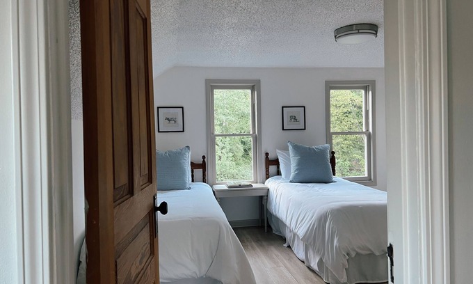 Traverse City Cottage | 1910 Farmhouse NEAR TOWN & WINERIES