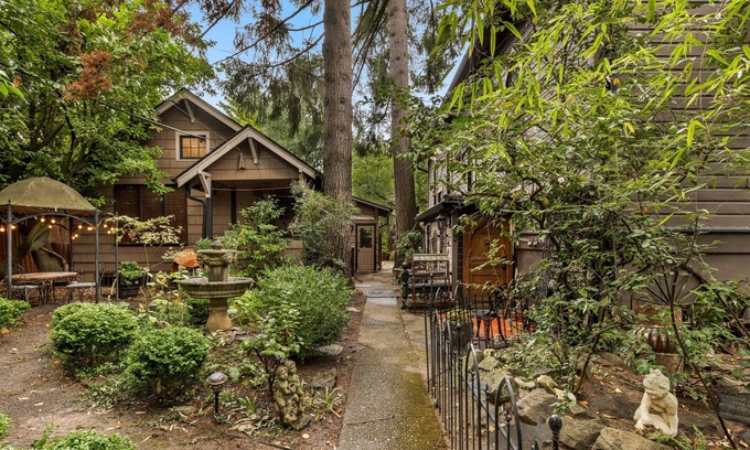 Ardenwald Apartment | 1920s Parsonage Retreat - Gardens & Creative Charm