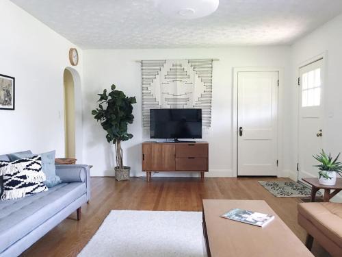 Knoxville House | 1940's Bungalow near Downtown & UT Campus