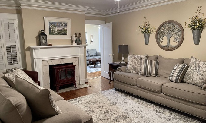 Columbus House | 1940s 3 Bedroom 2 Bath fully furnished home in the historic Overlook District