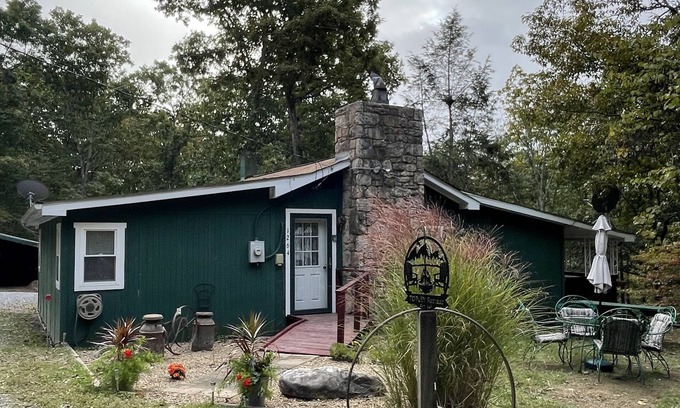 Luray Cabin | 1959 TOPLEY Retreat offers Serenity/Tranquility + Pets - Fenced Area/FREE WIFI
