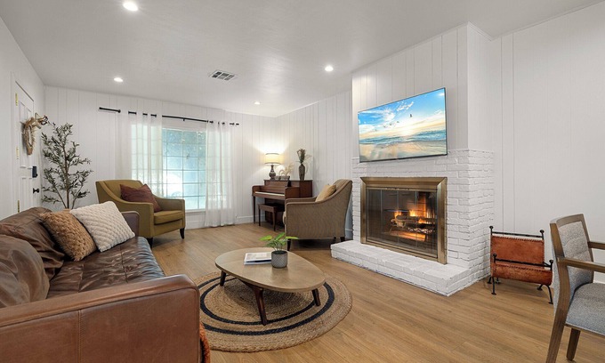 Lennox House | 1970s Style Cozy Home with Fireplace Yard & Hot Tub