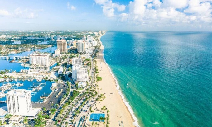 Lauderdale Beach Apartment | 1b/1b Clean Cozy Across the street from the beach