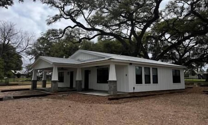 Round Top House | 1B- Country Escape Under TX Oaks!