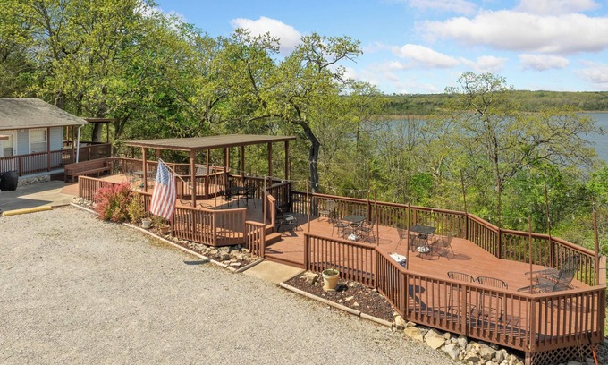 Diamond City Cabin | 1bed/1bath cabin with beautiful views of Bull Shoals Lake.