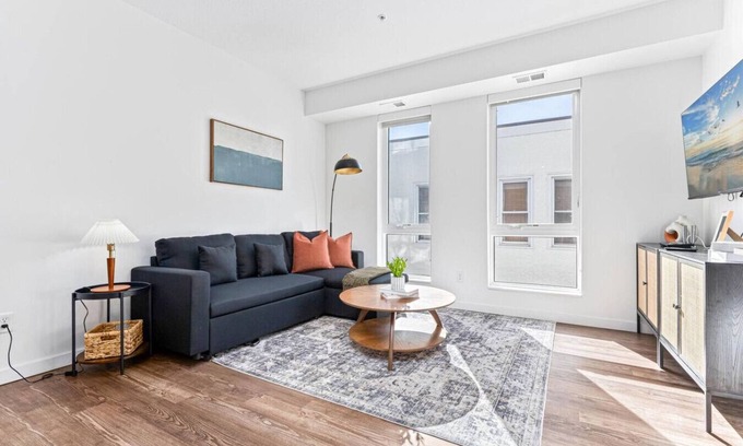 Uptown Apartment | 1Bedroom Apartment + Gym | Lowry Hill