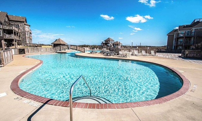Duck Condo | 1BR Coastal Condo w/Pool Access