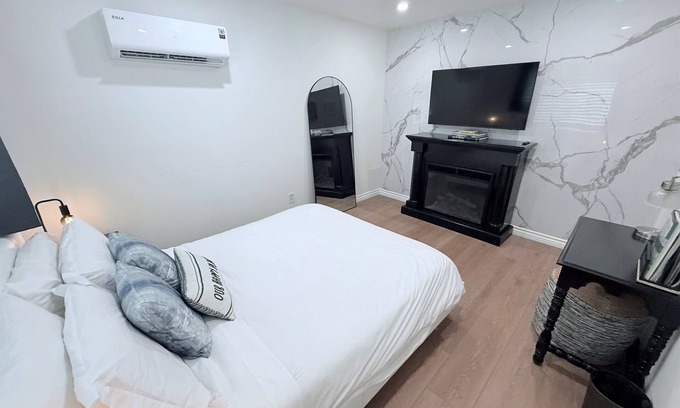 Simi Valley House | 1br Suite Kitchen Fireplace Private Entry