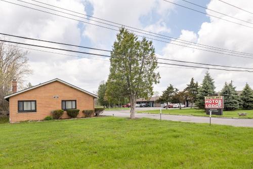 Riverview Apartment | 1BR w Smart TV AC Self Check-in MI