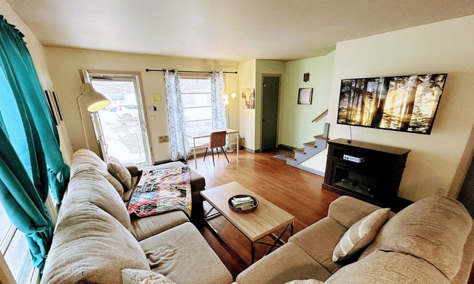 Dundee-Happy Hollow Historic District House | 1King2Queen ✅ 55"TV ✅ Themed ✅ Pets ✅ Washer/Dryer ✅ Foosball