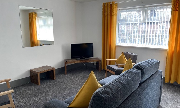 Blackpool Town Center Apartment | 1st floor double & twin room apartment 5 minuets walk from town.