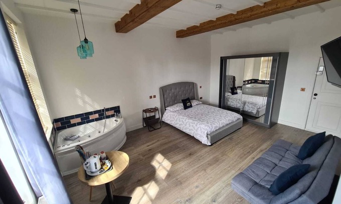 Islington Hotel | 1st floor luxury large Ensuite (No Tub)